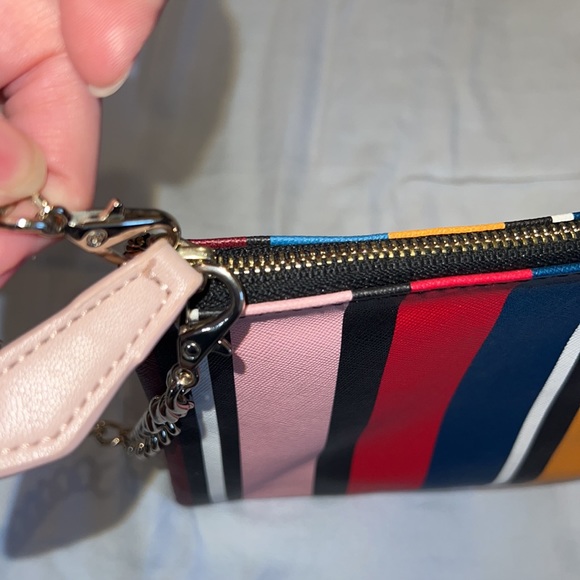GUESS WRISTLET ACCESSORY TO BACKPACK STRIPED w ZIPPER AND CHAIN STRAP - Picture 5 of 8